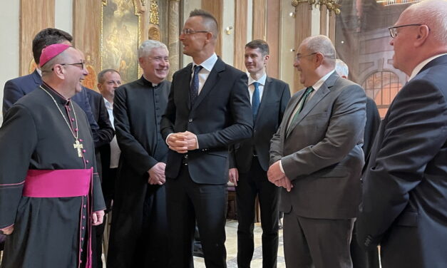 Szijjártó: Köszönet Pásztor türelméért és jámborságáért