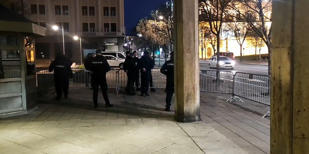 Fáklyákat, álarcokat és kesztyűket találtak a Köztársasági Választási Bizottság épületének közelében