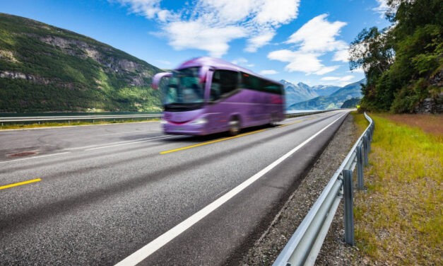 Kövekkel dobáltak meg egy turistákkal teli autóbuszt