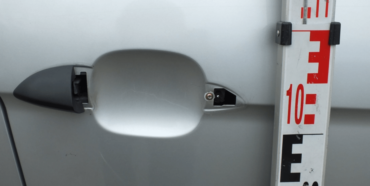 Meglátta a férjét egy másik nő autójában, ütötte a BMW-t, a férjét és a nőt is