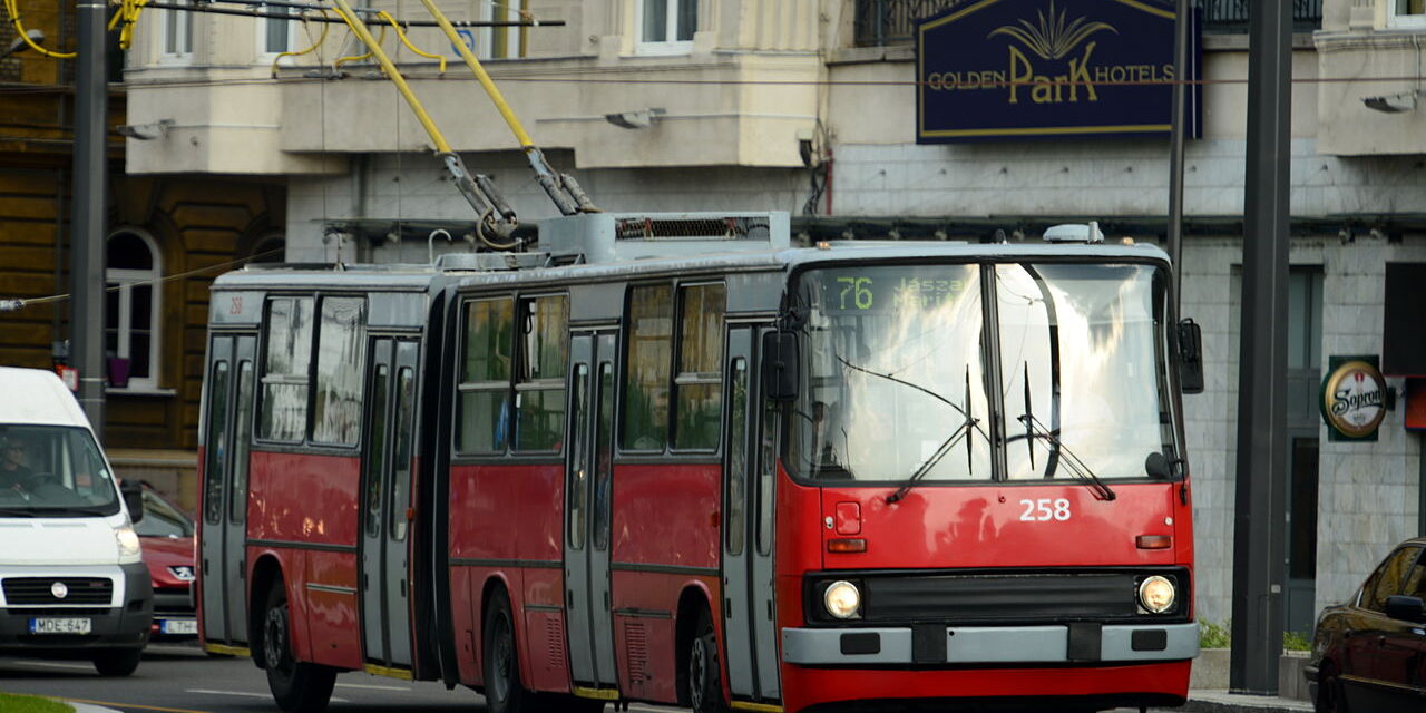 Gyerek sütött el fegyvert egy budapesti trolin