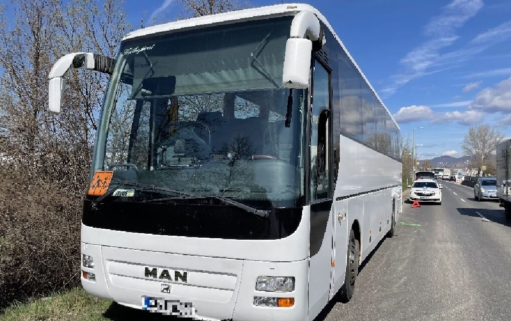 Óvodásokat szállító busz előtt büntetőfékezett, nem lehetett elkerülni az ütközést