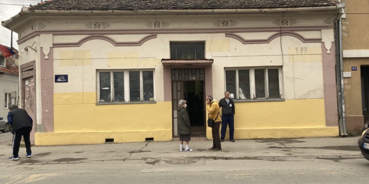 Futakon autóbusszal érkeztek a szavazók a helyszínre