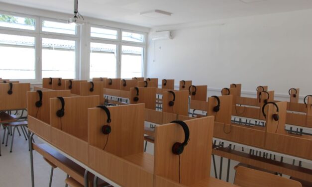 Több mint száz pedagógust bocsátottak el az egyemisták melletti kiállás miatt