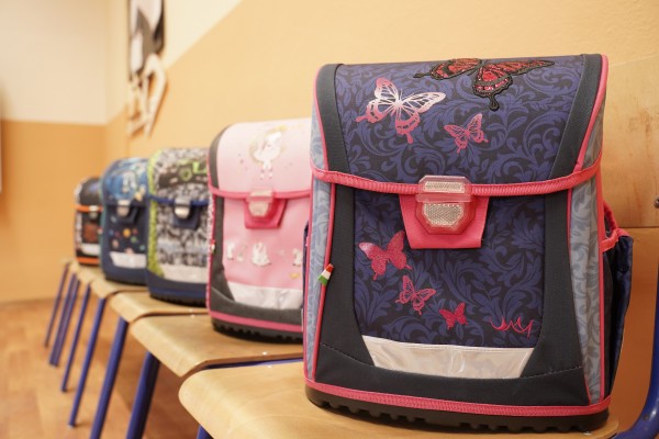 Ismét kapnak iskolatáskát a magyar osztályba iratkozó elsősök