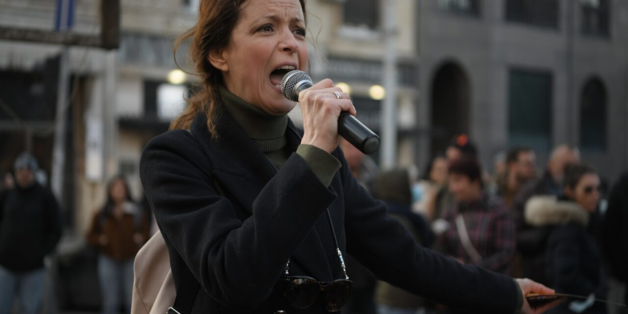 Összetörte a szavazóládát, mert elégedetlen volt a szavazóbizottság tagja