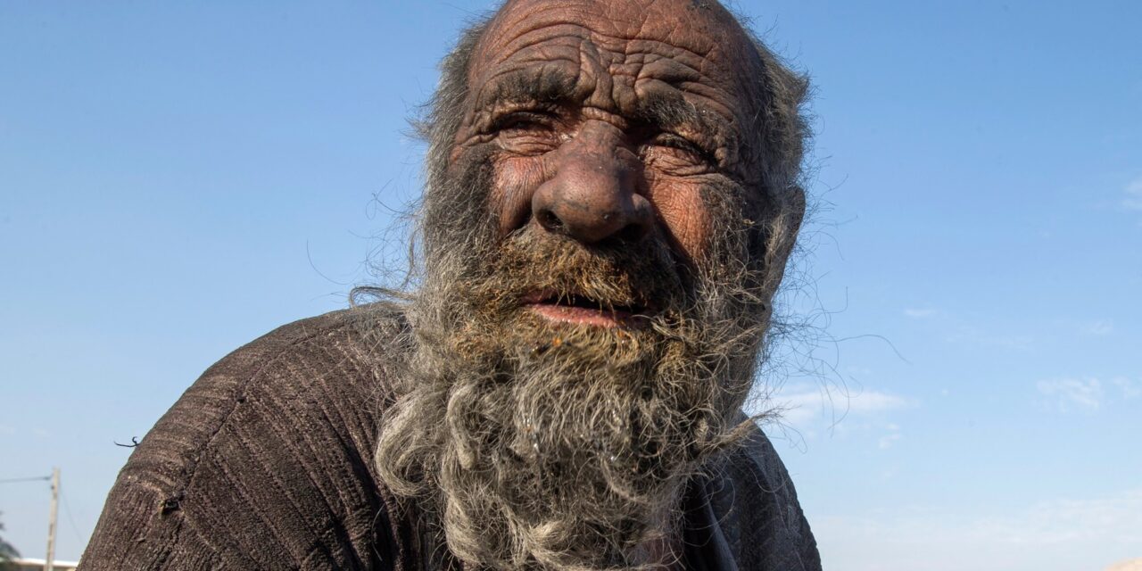 Ő a világ legkoszosabb embere: közel hetven éve nem mosakszik, dögöket eszik, és trágyával tömi pipáját