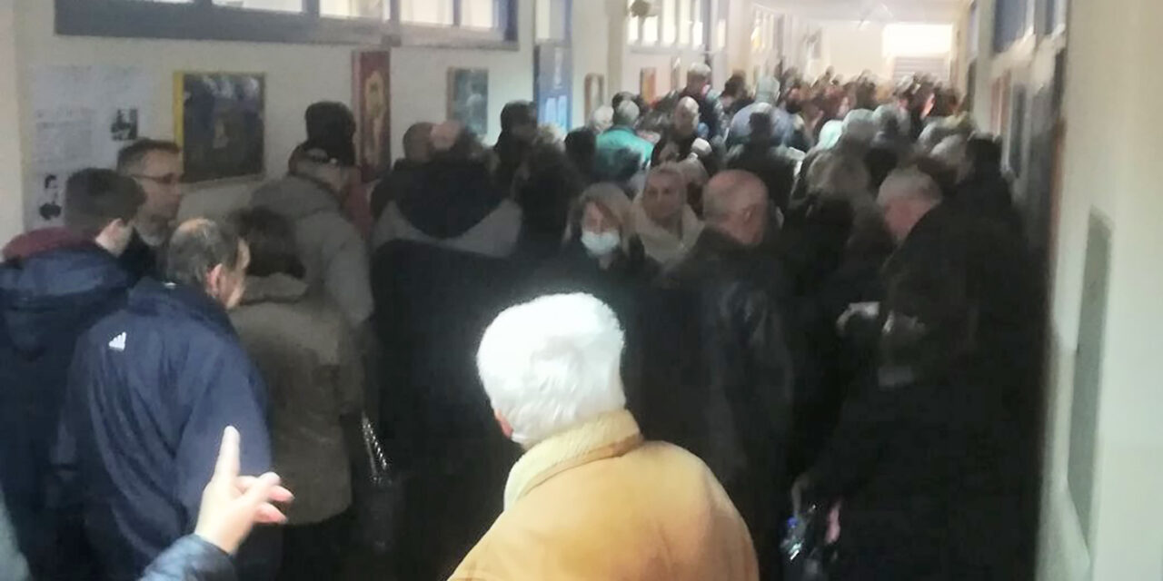 A haladópárti ellenőrök tömegesen hagyták el a szavazóhelyiségeket