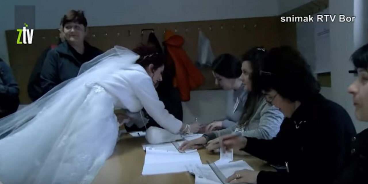 Szavaztak, majd összeházasodtak (videó)