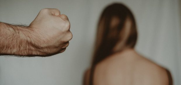 Szexuális kényszerítés és gyermekpornográfia miatt négy és fél év börtönbüntetés