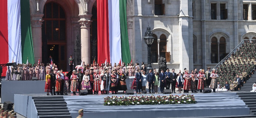 A beiktatási ceremónián az új államfő a fellépőkkel együtt énekelte a Tavaszi szél vizet áraszt című népdalt (Fotó: Bruzák Noémi/MTI)