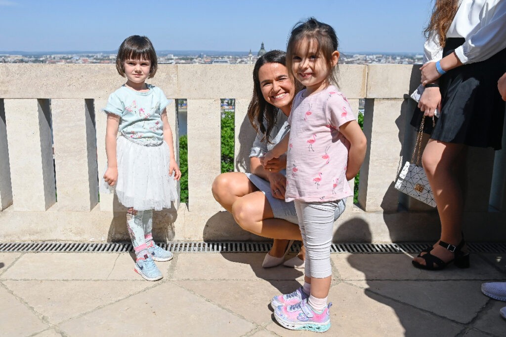 Az államfő a Sándor-palota teraszán fogadta a látogatókat a nyílt napon (Fotó: Koszticsák Szilárd MTI)