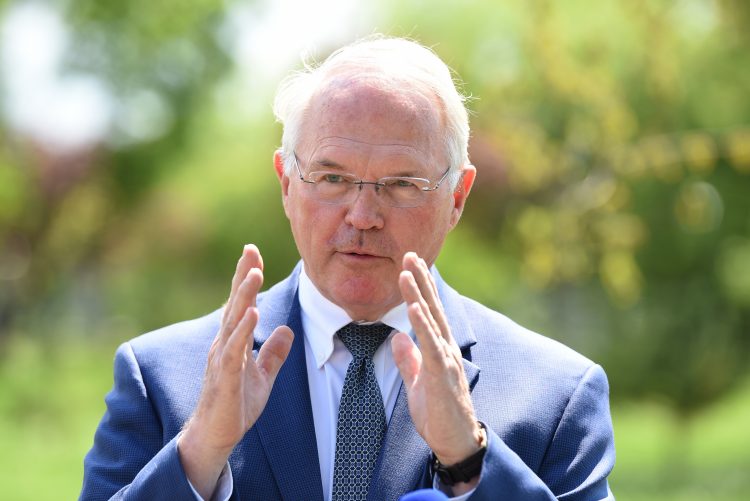 Hill: Szerbiának döntenie kell