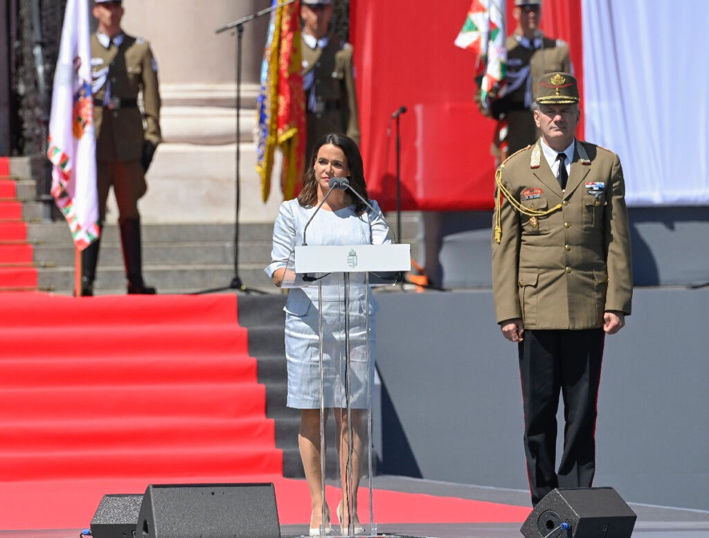 Novák Katalin beiktatási beszédét mondja az Országház előtt, mellete Kun Szabó István vezérőrnagy, az államfő főhadsegédje (Fotó: Koszticsák Szilárd/MTI)