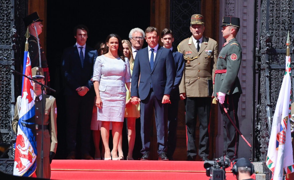 Novák Katalin férjével és gyermekeivel érkezik a beiktatási ceremóniára a Kossuth-térre (Fotó: Koszticsák Szilárd/MTI)