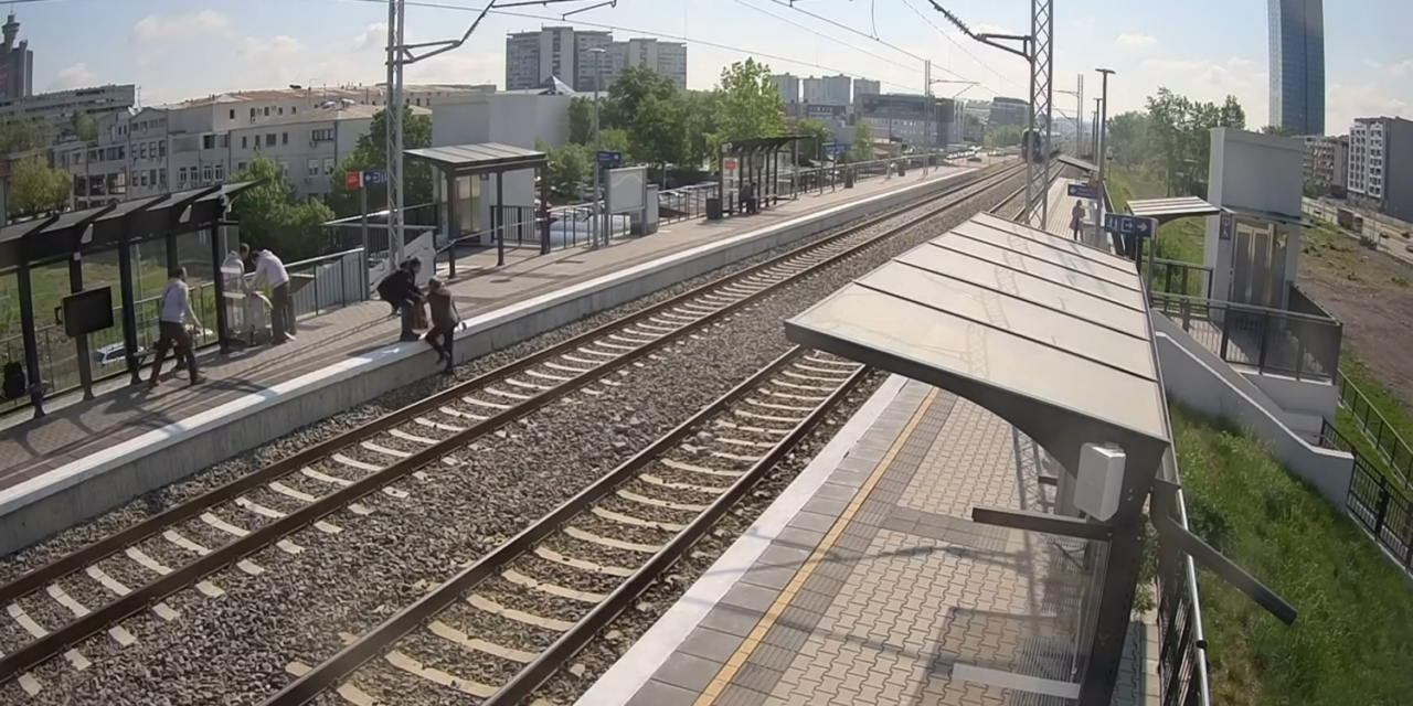 Majdnem elütötte a Sólyom a síneken mászkáló nőt (Videóval)