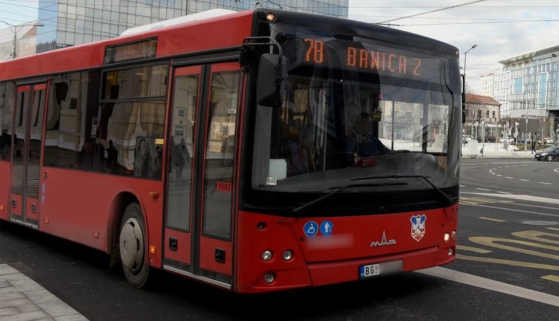 Vízzel öntötte le a buszsofőrt, baleset lett belőle