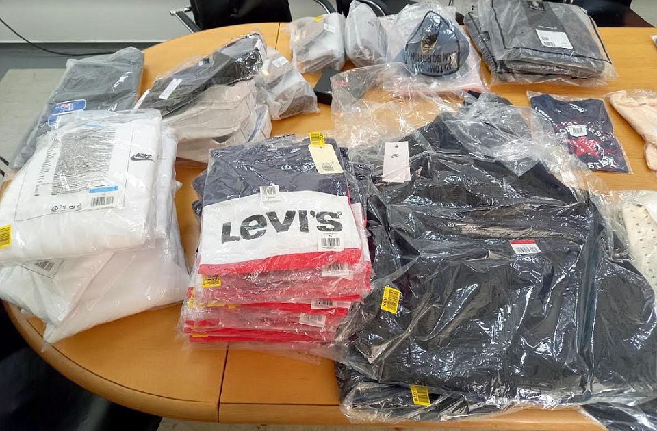 Kisebb butiknyi árut próbált meg Horgosnál az országba csempészni egy újvidéki nő (Fotók)