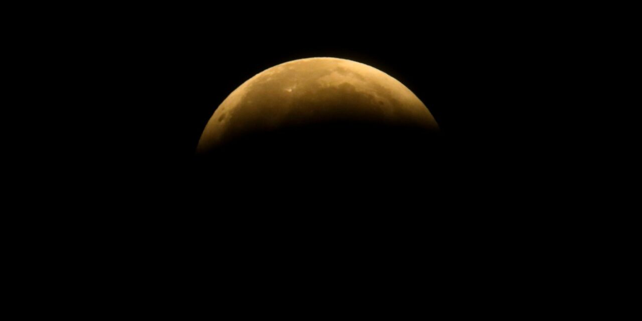 Teljes holdfogyatkozás látható vasárnap este itthonról