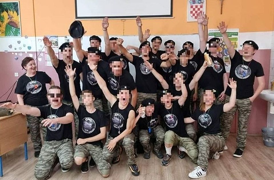 <span class="entry-title-primary">Náci karlendítéssel pózoltak egy horvátországi középiskola végzősei</span> <span class="entry-subtitle">Tanáruk pedig megosztotta a képet a Facebookon</span>