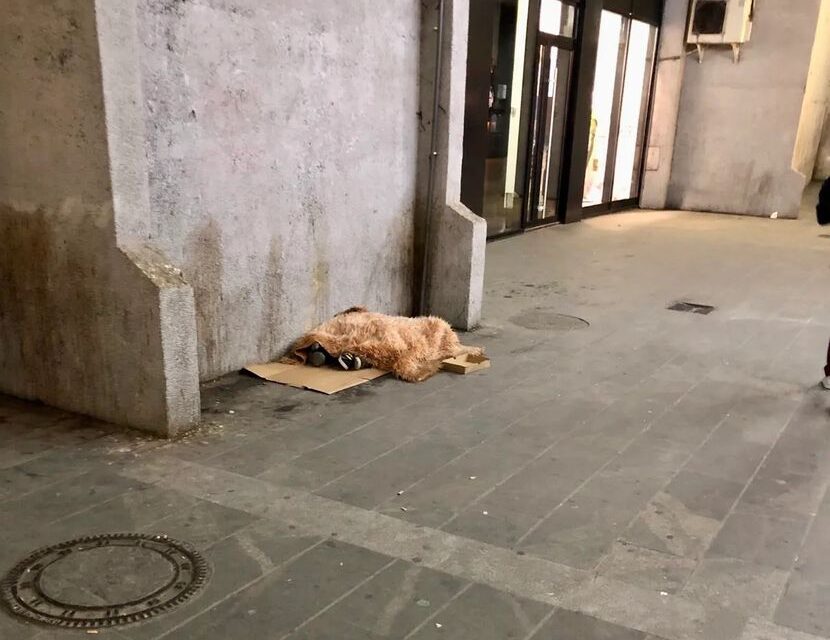 Kartonpapíron, az utcán altatják büntetésből a hároméves gyerekeket Novi Pazarban