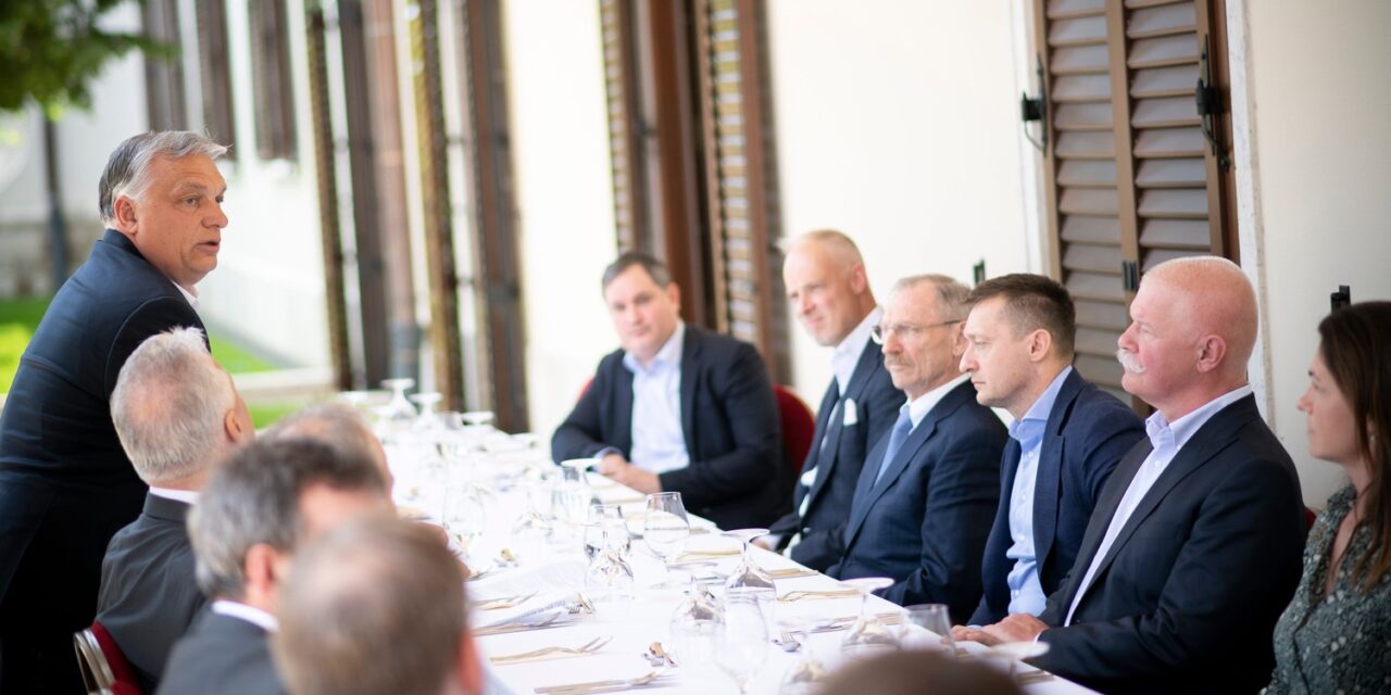 Orbán Viktor megnezvezte a minisztereket