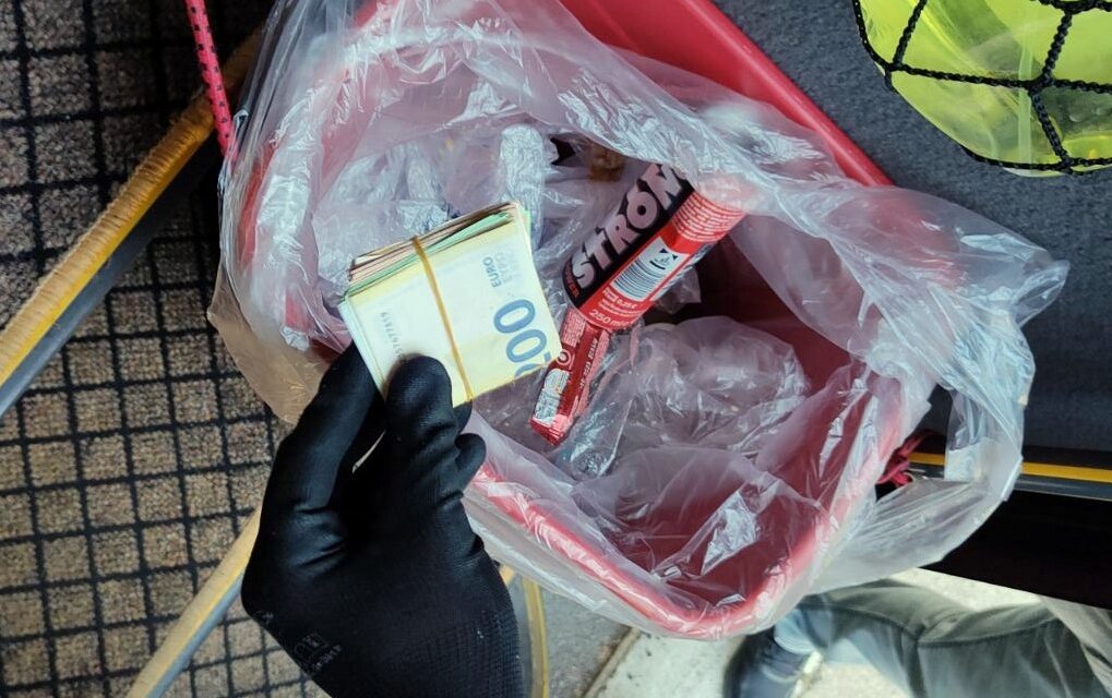 Szemetesbe rejtve próbált meg pénzt átcsempészni a határon egy török busz sofőrje