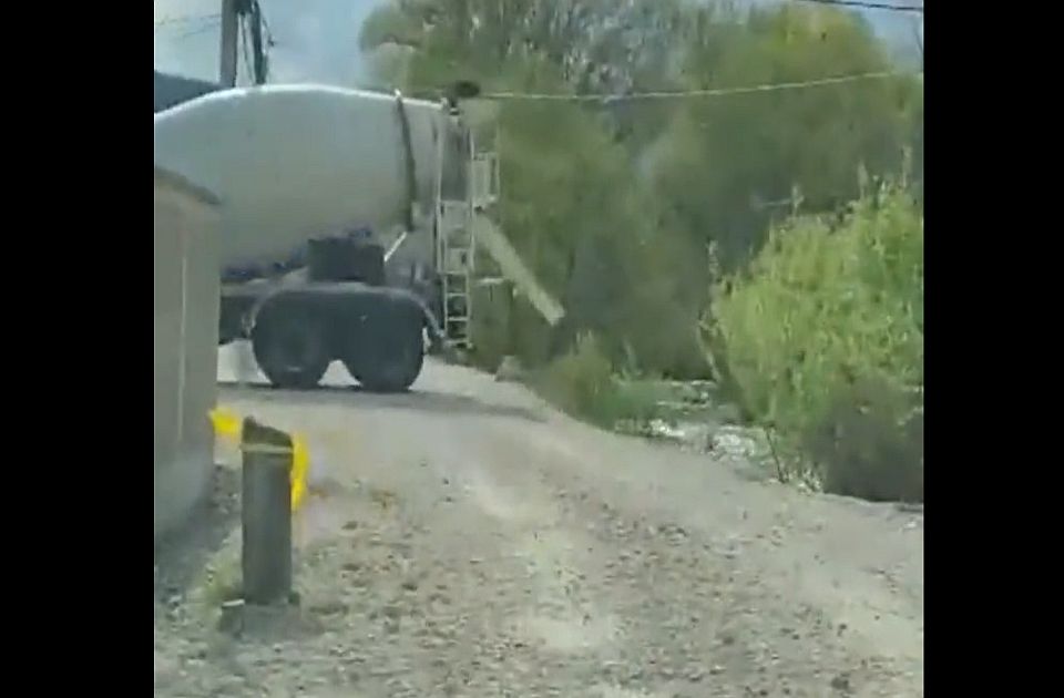 A folyóban már nem hogy halak, de már békák és algák sem élnek (Videóval)