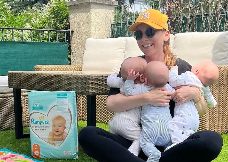 Egy képen Rúzsa Magdi és a hármas ikrek