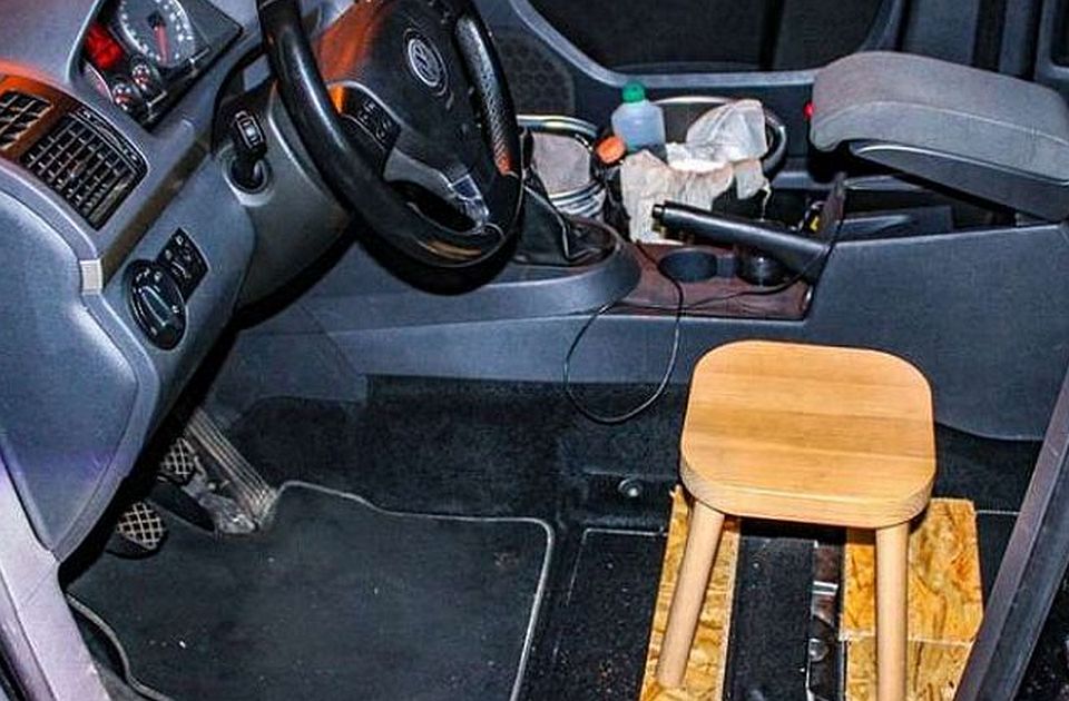 Sofőrülés helyett hokedlin ült az autóban