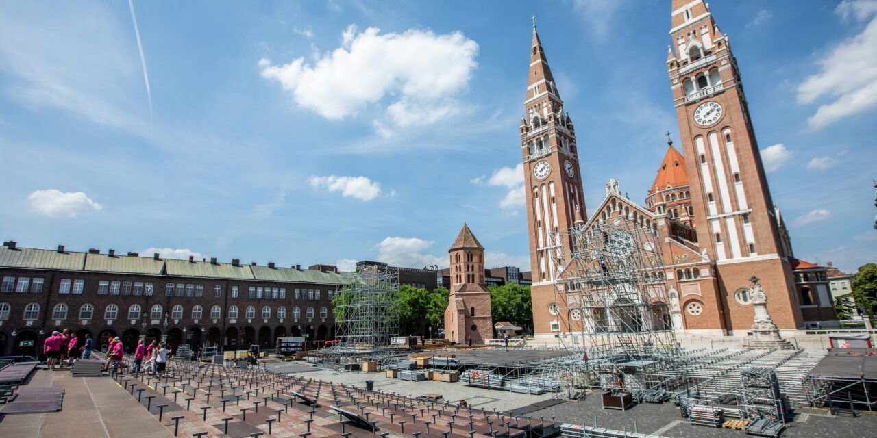 Már épül a Szegedi Szabadtéri Játékok Dóm téri nézőtere és színpada