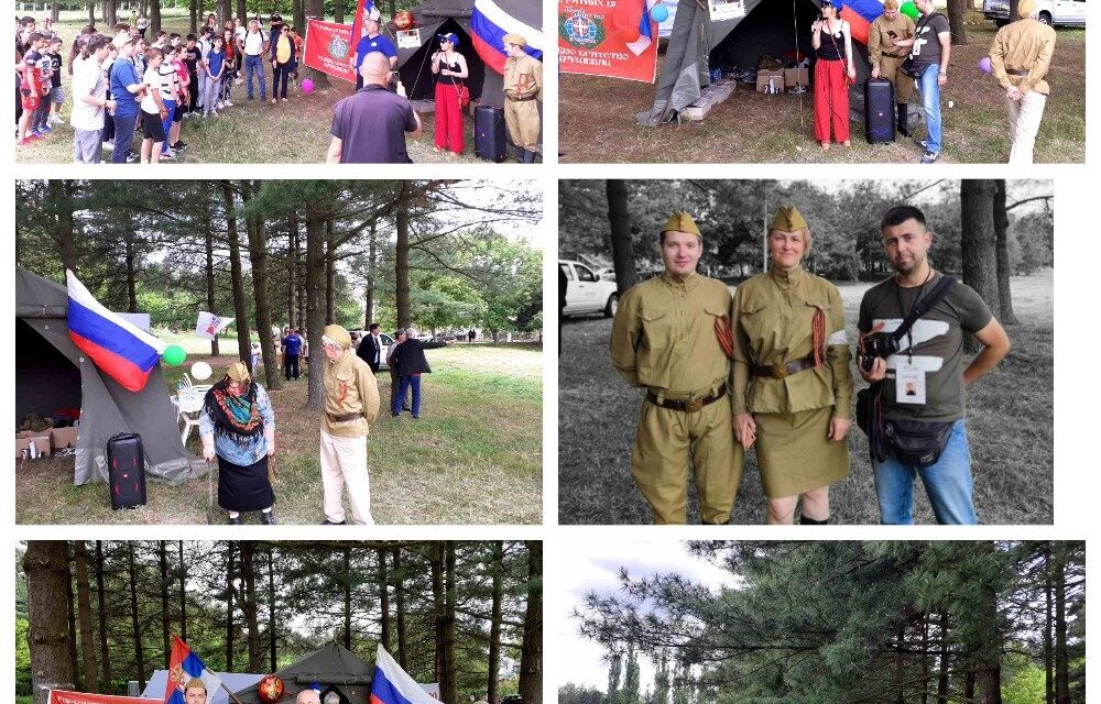 Hazafias játékok egy orosz nemzeti lobogó alatt megrendezett szerbiai gyermektáborban