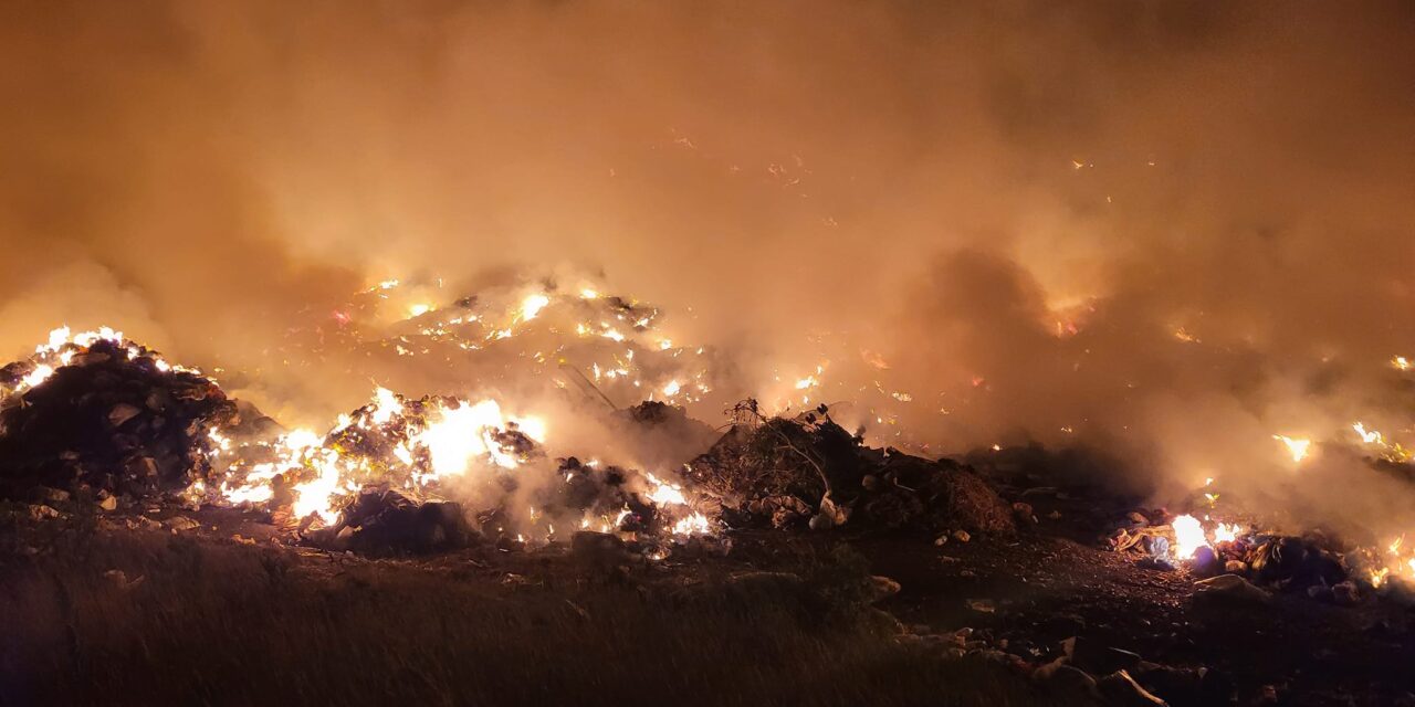 Levegőt sem lehet venni, fél napja lángol a szeméttelep Temerinnél (Fotó, Videó)