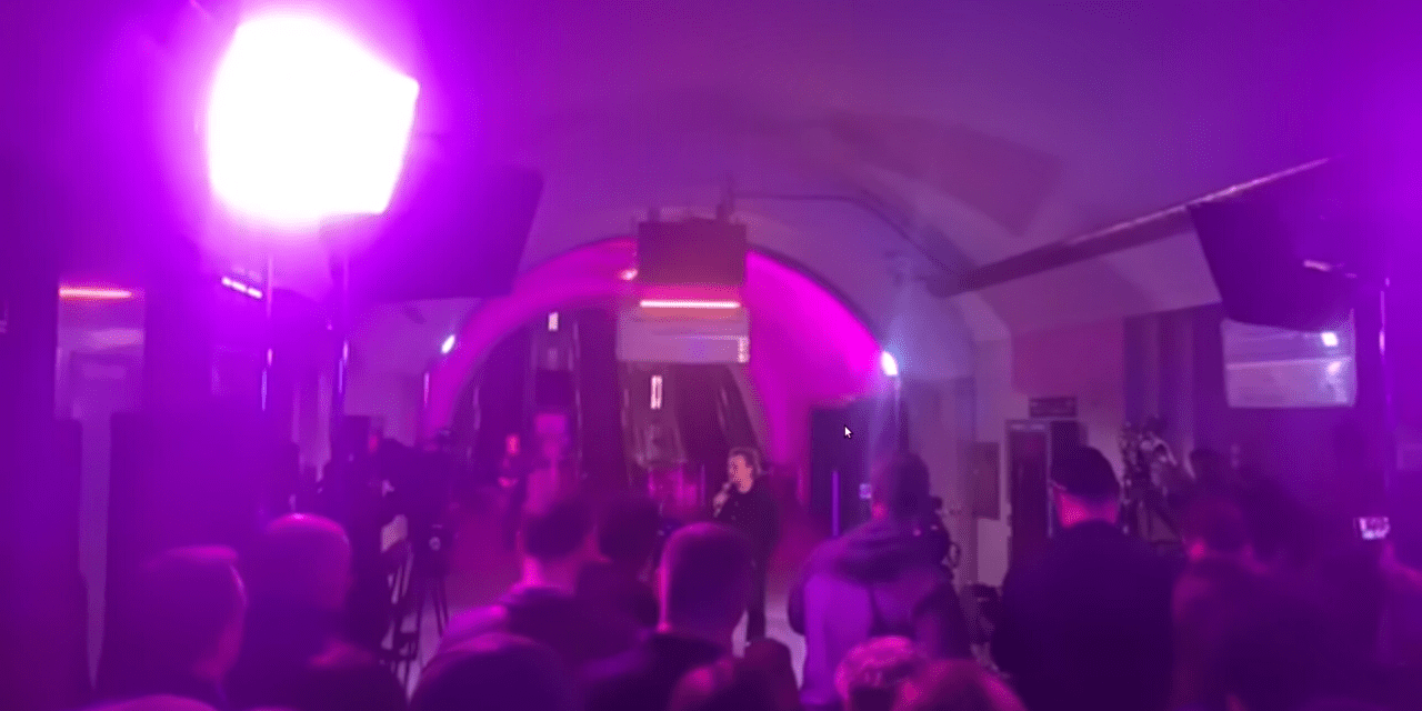 Meglepetéskoncertet adott a U2 két zenésze a kijevi metróban