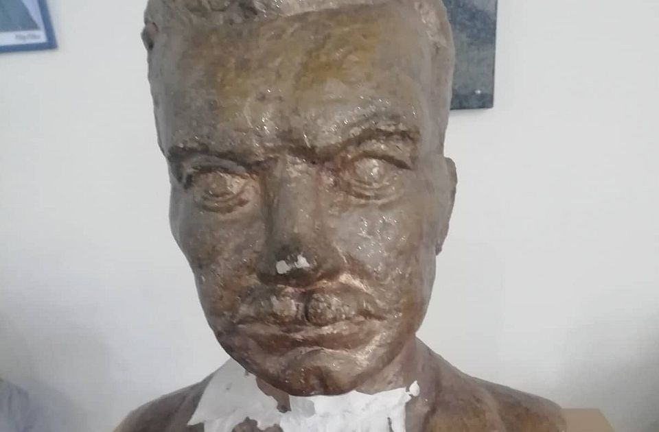 Restaurálták a József Attila-mellszobrot, de csak cirill betűkkel írták ki a költő nevét