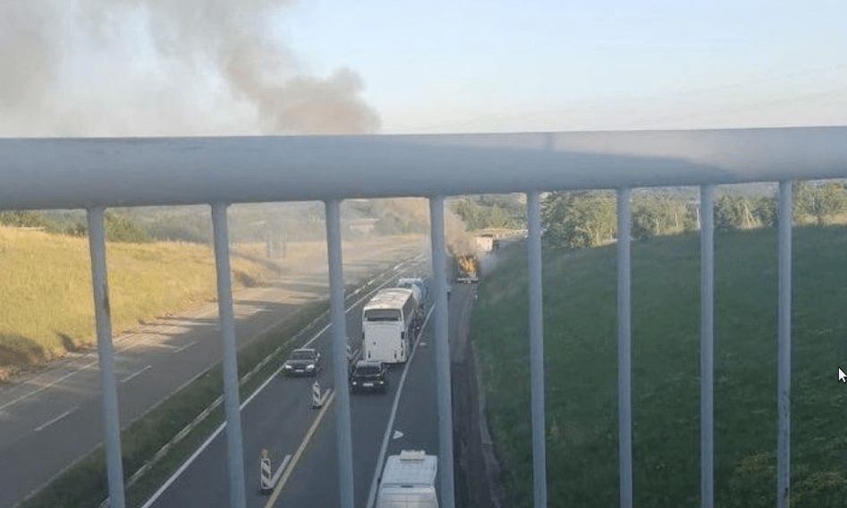 Kigyulladt a Lasta autóbusza az autópályán