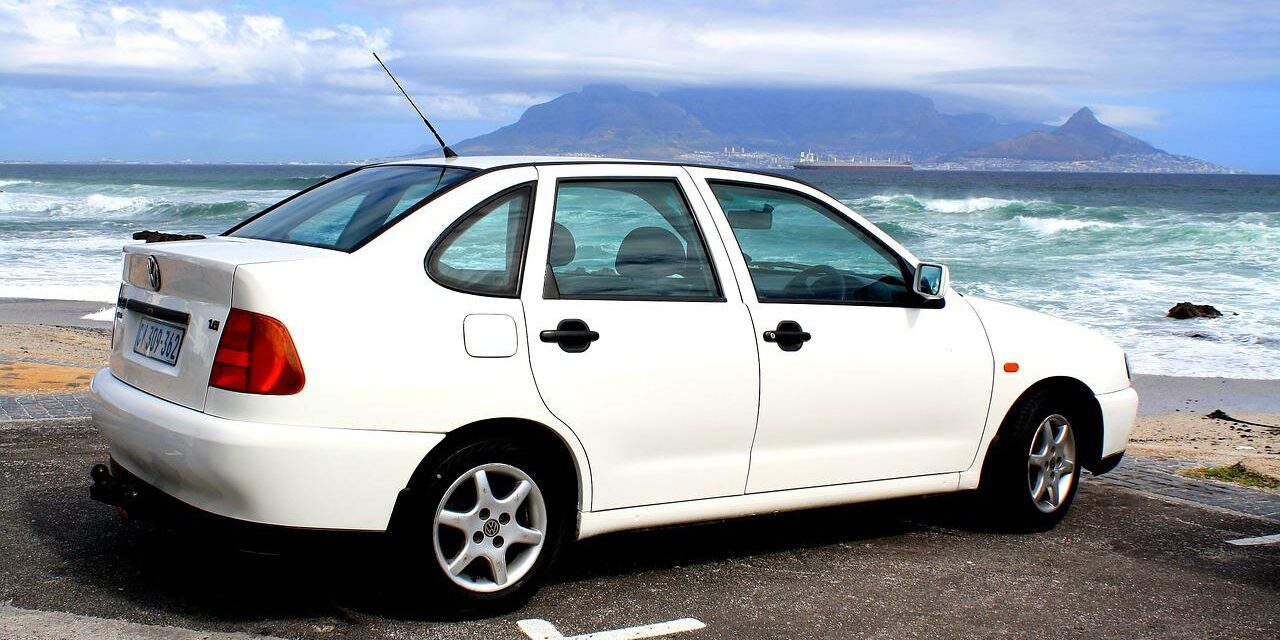 A kisbabát az autóban hagyták, sétálni vitték a kutyát