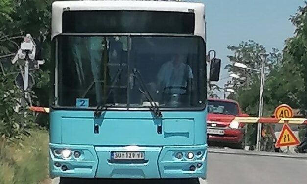 Áthajtott a lezárt sorompón a városi busz Szabadkán