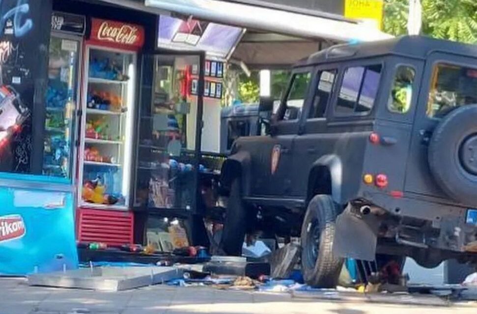 Hogy elkerülje az ütközést, trafikba hajtott a csendőrség járműve