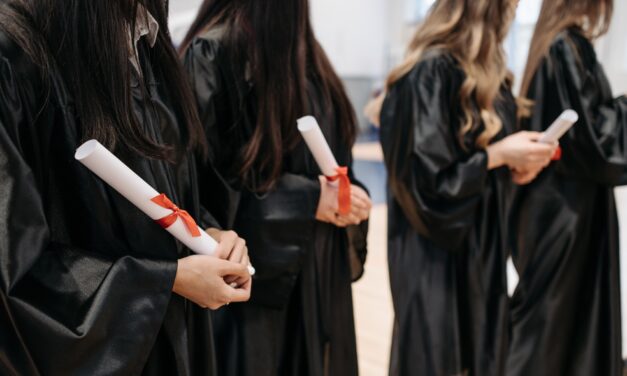 <span class="entry-title-primary">Diplomát szereztek, honosítani még nem sikerült</span> <span class="entry-subtitle">A Vajdasági Magyar Képző-, Kutató- és Kulturális Központ (VM4K) szakirányú továbbképzésének első generációja még honosíthatta a diplomáját, a másodiknak már nem sikerült – VM4K: Törekszünk arra, hogy kitapossuk az utat a továbbképzés honosítása ügyében</span>