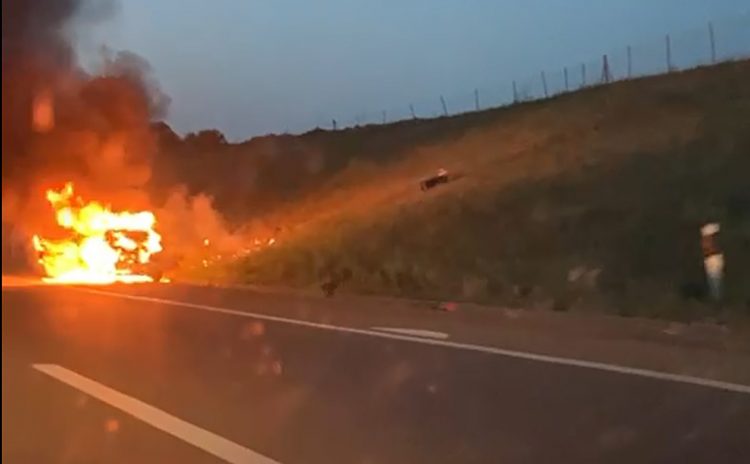 Az autópályán égett ki a kocsi