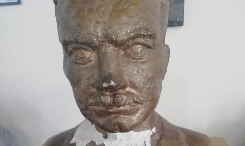 Megrongálták József Attila újvidéki mellszobrát, az illetékesek hallgatnak (Fotók)