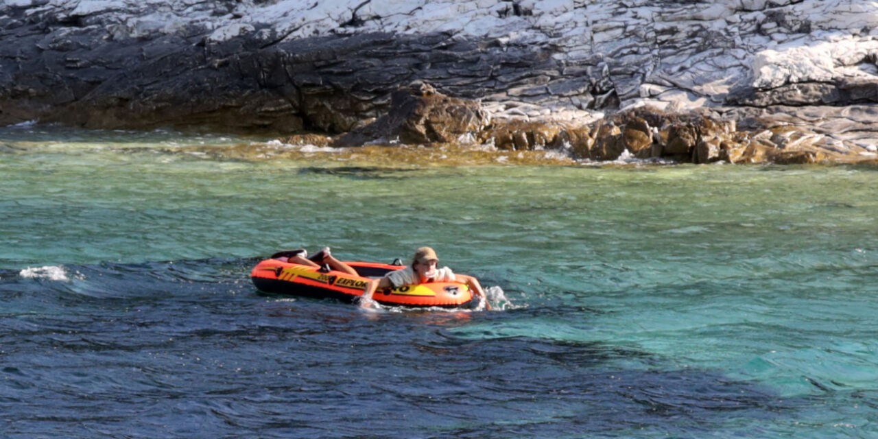 Egy svéd modell elfoglalt egy lakatlan horvát szigetet