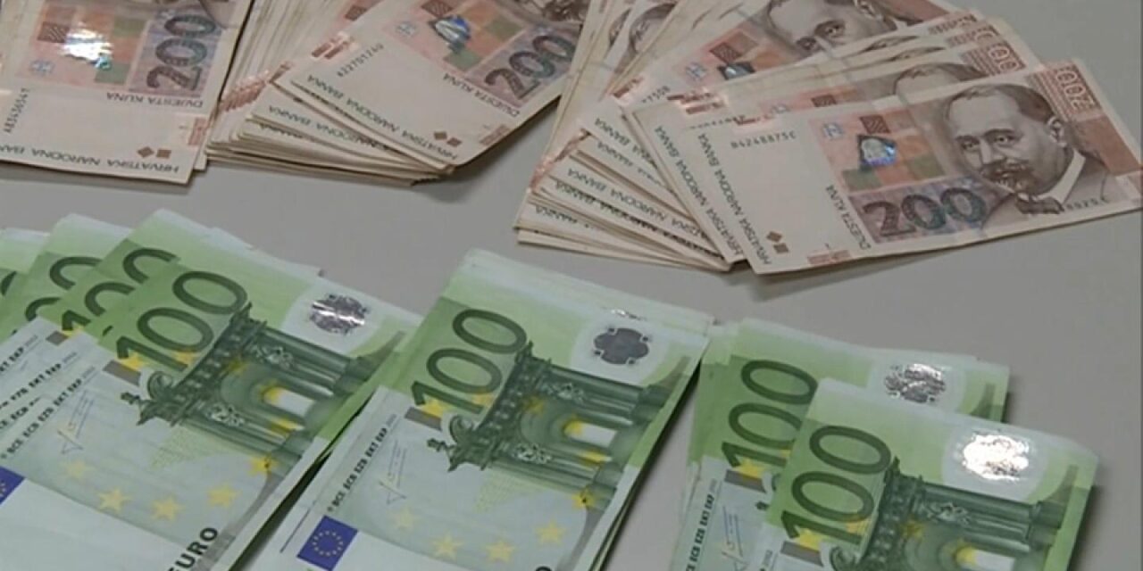 Az euró átváltásával húzzák le a vásárlókat a horvátországi boltláncok