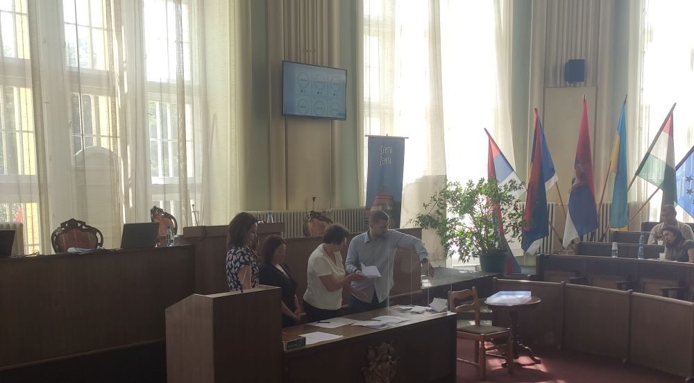 <span class="entry-title-primary">Leváltották Szabó Dékány Zsófiát, a zentai községi képviselő-testület elnökét</span> <span class="entry-subtitle">Az ellenzék szerint a VMSZ mosakodott, majd megszavazta a Szerb Haladó Párt beadványát</span>