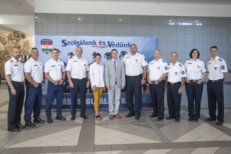 Magyar rendőrök segítik a turistákat Horvátországban