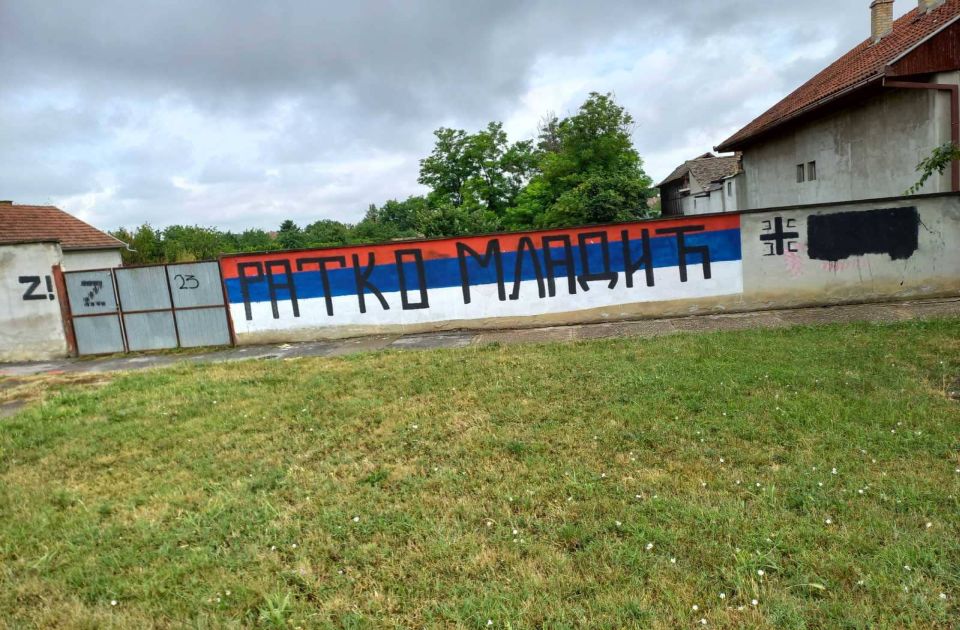 Mladićot éltető falrajzot és az orosz agressziót jelképező Z betű egy budiszavai házon