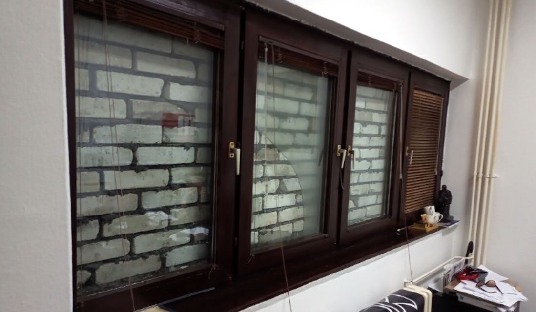 Téglafalat emeltek a rádió ablaka elé