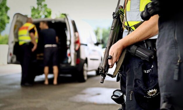 Halálos tömegszerencsétlenség okozása és embercsempészés vádjával indult eljárás