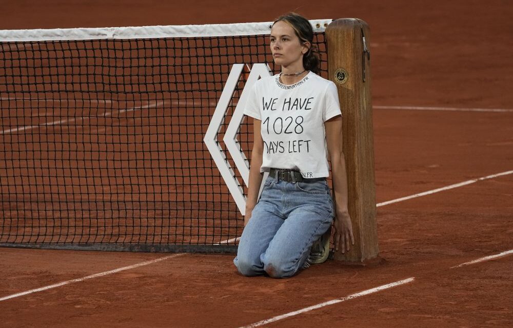 <span class="entry-title-primary">„1028 napunk maradt”</span> <span class="entry-subtitle">Kikötözte magát a teniszhálóhoz egy nő a Roland Garros elődöntője alatt</span>